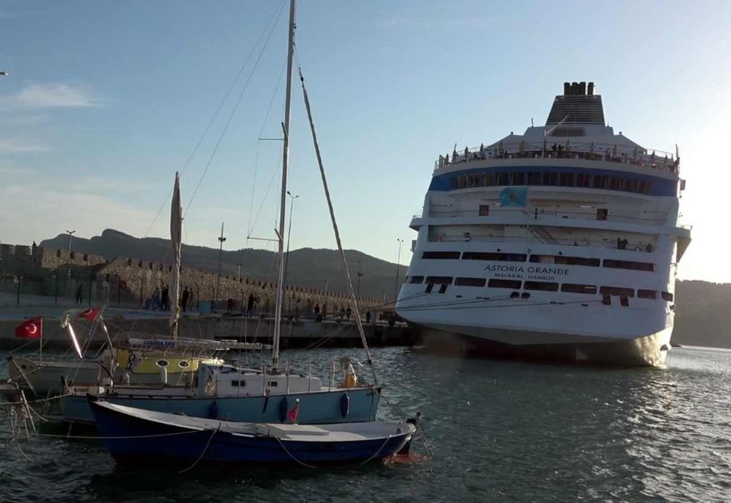 Ruslar gemilerle bu ilçeye akın ediyor