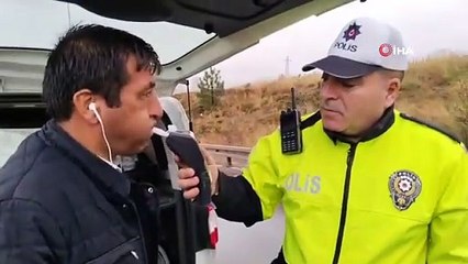 Yağan yağmurla kontrolden çıkan tır refüje çıktı