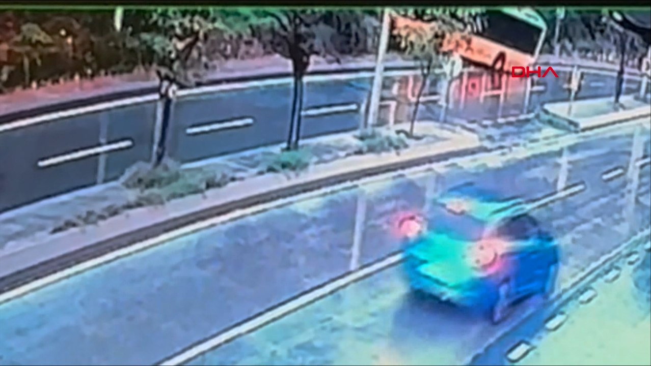 Beykoz'da kayganlaşan yolda İETT otobüsü kazası kamerada