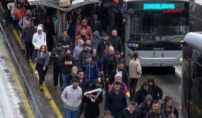 İstanbul'da yağmur nedeniyle ulaşımda yoğunluk yaşanıyor
