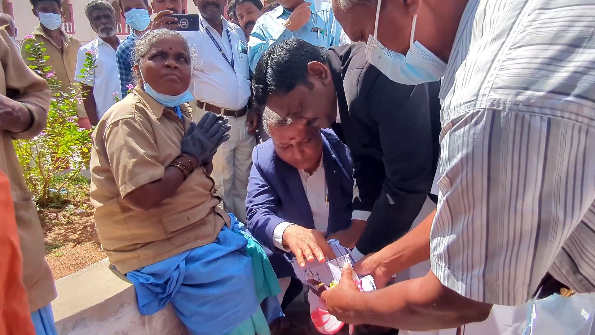 தூய்மை பணியாளர்களின் கல்களை கழுவி பாத பூஜை செய் நீதிபதிகள் - உளுந்தூர் பேட்டை