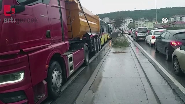 TIR refüje çıktı, yol trafiğe kapandı