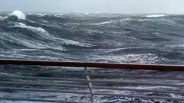 Nave da crociera travolta da tempesta in mare aperto, oltre 100 feriti: passeggeri ed equipaggio sotto shock