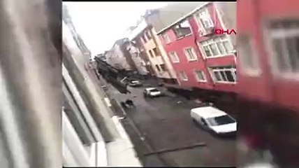 Sultangazi'de çatıdan kopan parça balkondaki çamaşır ipine asılı kaldı