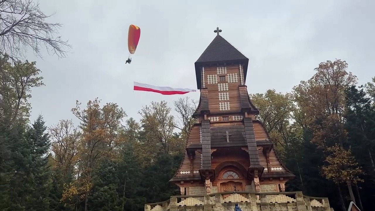 Wola Łużańska - sołtys obleciał beskid niski parolotnią z 20 metrową flagą
