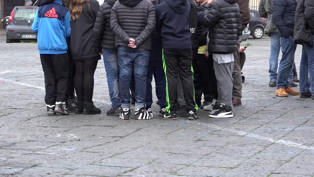 Aumentano reati dei minori, "attenzione a web e social"