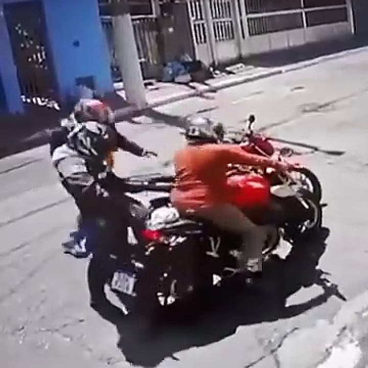 Dos individuos robaron a una persona de la tercera edad y al huir uno de ellos cae de una motocicleta y fallece