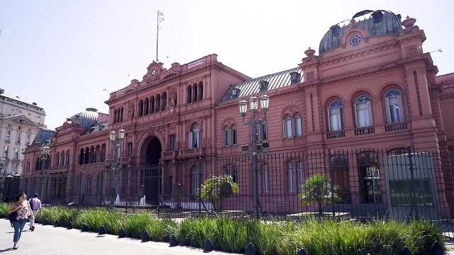 Massa y Milei encaran empatados el tramo final de campaña electoral en Argentina