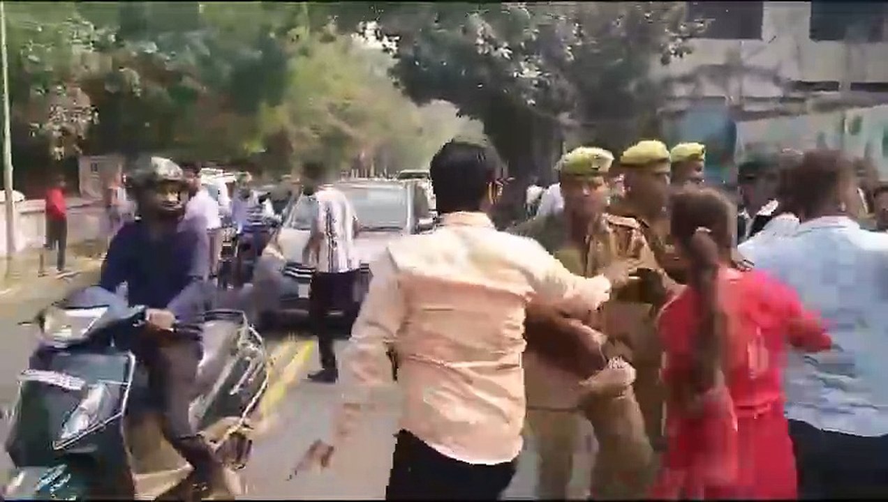 Kanpur News:छात्र नेताओं ने की दबंगई, एसीपी कोतवाली को बीच सड़क पर गिराया,वीडियो हुआ वायरल