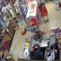 Büyükler ders alsın! Aldığı cipsin İsrail malı olduğunu öğrenen çocuk bakın ne yaptı?