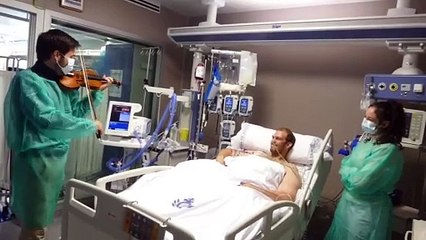 Paco Montalvo toca para un paciente de la UCI del Hospital San Juan de Dios de Córdoba
