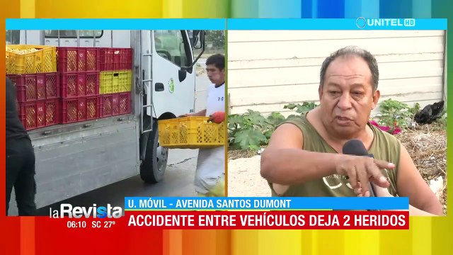 Camión que transportaba pollos impacta contra un taxi y vuelca