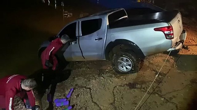 Fuga cinematográfica termina com carro em lago e apreensão de uma tonelada de maconha em SC
