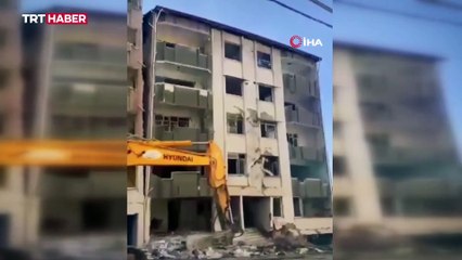 Hatay'da 5 katlı bina titreşimle yıkıldı: O anlar kamerada