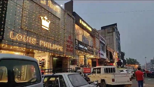 धनतेरस की पूर्व संध्या पर खरीदारी के लिए उमड़ी भीड़