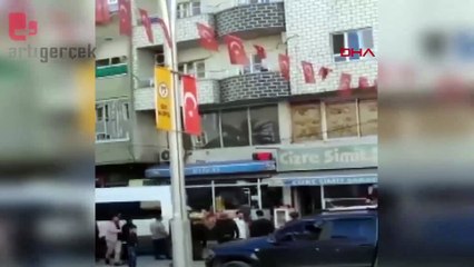 Alev alan tüpü balkondan kalabalığın arasına attı