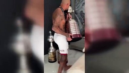 Felipe Melo'dan gövde gösterisi! Kupa koleksiyonunu sergiledi