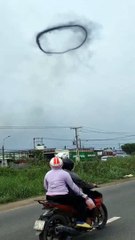 Captan misterioso anillo negro flotando en el cielo de Tailandia