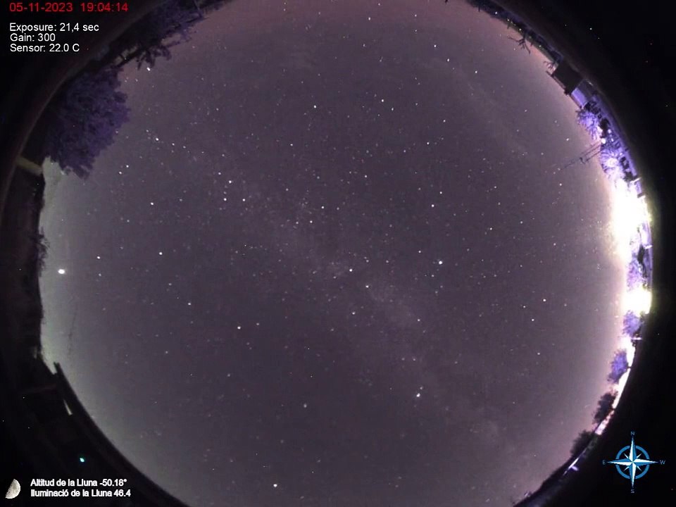 Avistan auroras boreales a poco más de una hora de Barcelona