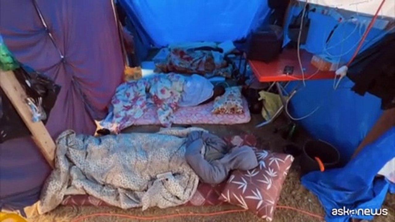Gli sfollati da Gaza si rifugiano davanti a un ospedale a Khan Younis