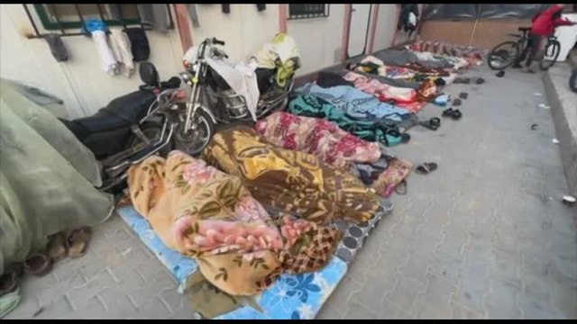 Gli sfollati da Gaza si rifugiano davanti a un ospedale a Khan Younis