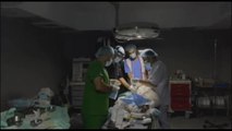 Gaza, i medici operano con lampade frontali quando manca la corrente
