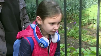 Ukraine: rester sous les bombes ou partir, le dilemme de parents à Kherson