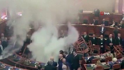 Arnavutluk'ta muhalif milletvekilleri parlamento oturumu sırasında sis bombası attı