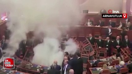 Arnavutluk parlamentosunda sis bombası atıldı