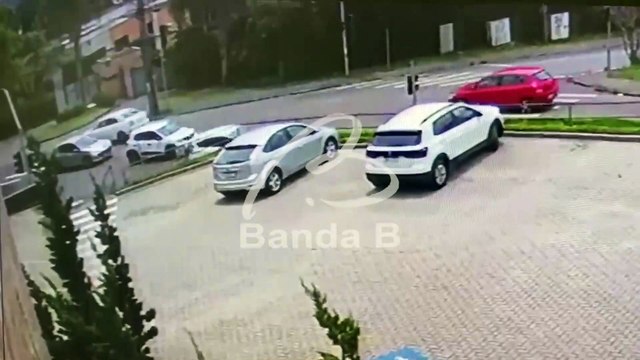 Cruzamento registra 2º acidente em 10 dias, e garupa fica ferida após moto ser atingida na preferencial