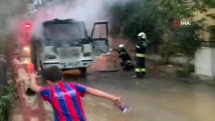 Hareket halindeki minibüs alev aldı