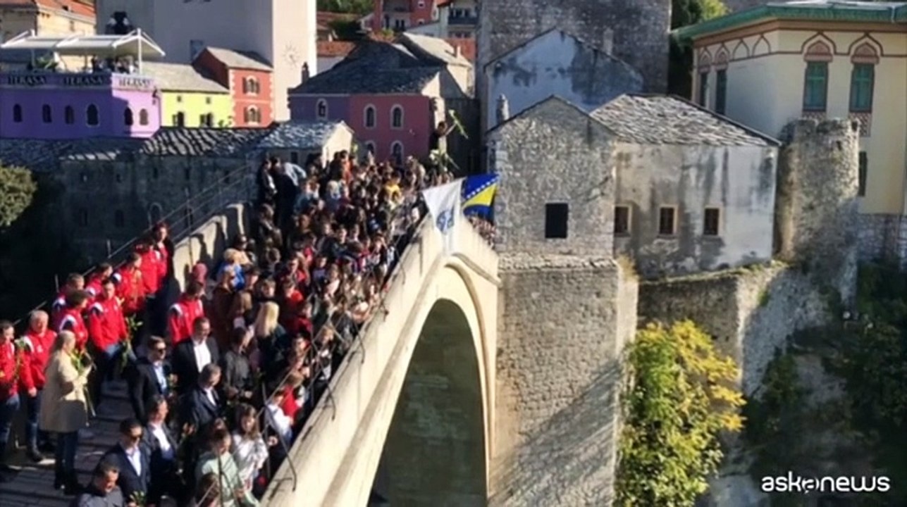 Trent'anni dopo la Bosnia ricorda la distruzione del ponte di Mostar