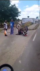 Acidente envolvendo uma motocicleta e um carro em Arapiraca