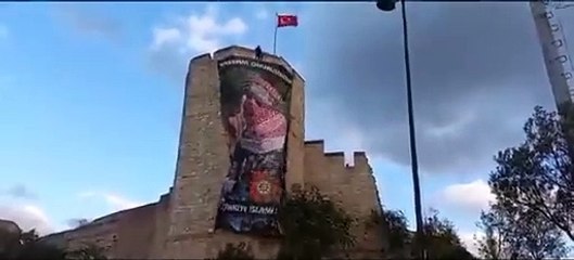 İstanbul surlarında 'Ebu Ubeyde' pankartı