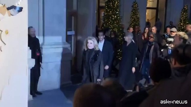 Catherine Deneuve inaugura le vetrine natalizie di Printemps