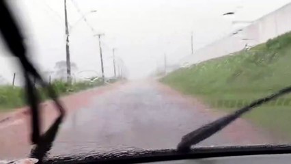 Alagamento provoca 'crateras' em rua de Apucarana; veja vídeo