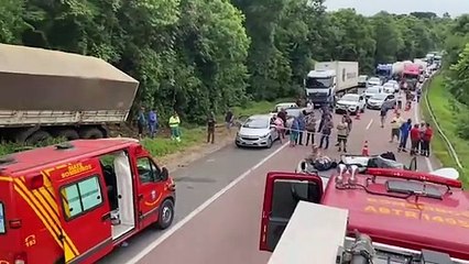 Acidente entre caminhão e carro deixa um morto na BR-277