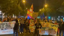 Jóvenes manifestantes llegan desde la sede del Parlamento Europeo a Ferraz
