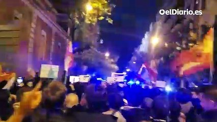 Una pancarta contra el acuerdo entre PSOE y Junts muestra el logo de los socialistas con una pistola