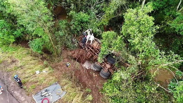 Cabine de caminhão fica submersa em riacho e motorista fica preso às ferragens após acidente em Nova Laranjeiras
