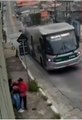 Motorista e passageiros descem de ônibus e salvam mulher de tentativa de estupro