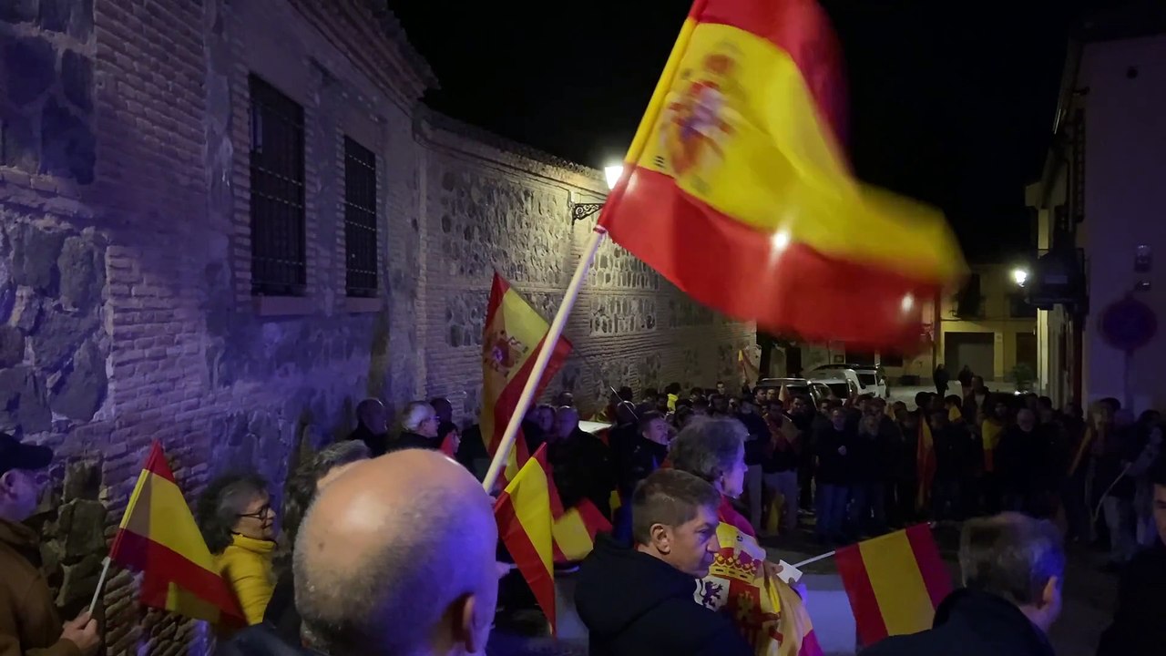 Un centenar de personas se manifiesta en Santa María La Blanca contra la amnistía.