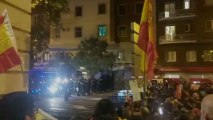 Antidisturbios de la sede de Ferraz se ponen los cascos de protección