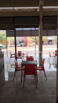 Un micro ardió en plena avenida y una explosión causó temor a vecinos de Satélite Norte