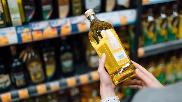 The Difference Between Olive Oil and Vegetable Oil—and When to Use Each in Your Cooking