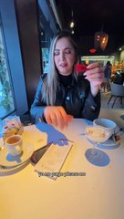 Hombre le pide a su esposa pagar la cuenta