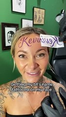 ¿Todo por amor? Joven se tatúa el nombre de su pareja y causa polémica