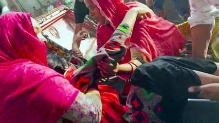 Bangladesh police clash with protesting garment workers