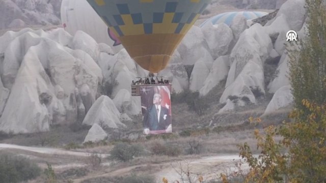 Kapadokya'da balonlar Türk bayrağı ve Atatürk posteriyle uçtu