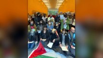 Medya çalışanları, Filistin'le ilgili haberleri nedeniyle New York Times'ın genel merkezinde eylem yaptı